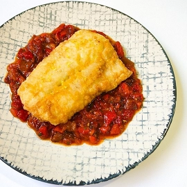 Merluza a la romana con asadillo de pimientos y tomate 2