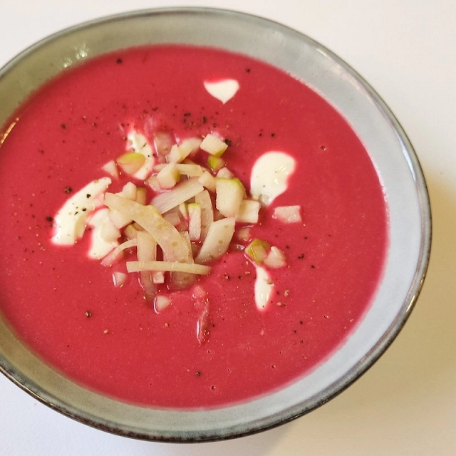 Sopa de remolacha, hinojo y manzana
