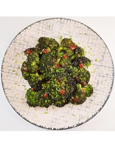 Brócoli asado con kimuchi y lima