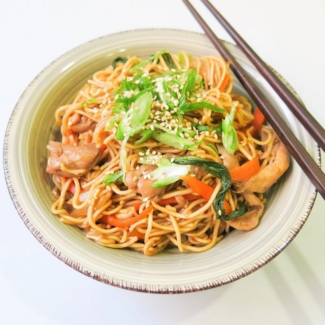 Noodles con pollo