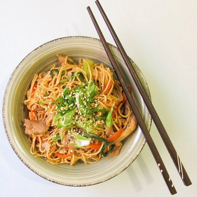 Noodles con pollo