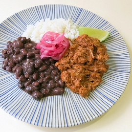 Cochinita pibil con cebolla encurtida, frijoles y arroz 2