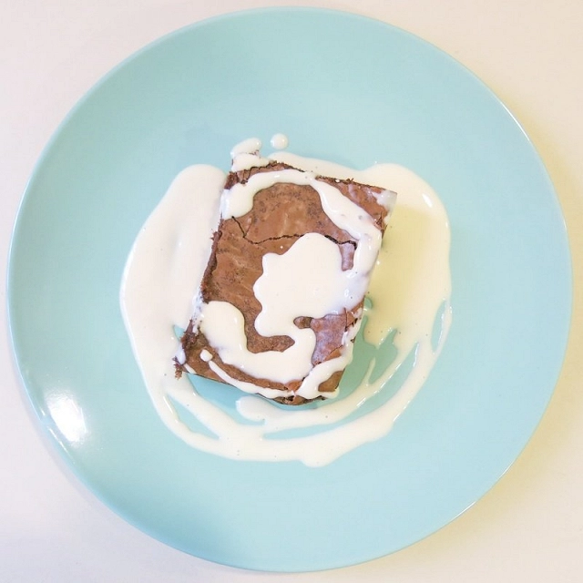 Brownie de chocolate con crema inglesa