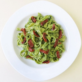 Fetuccini al pesto genovés con tomates secos