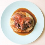 Codillo asado con trinxat de col Codillo asado con trinxat de col