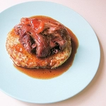 Codillo asado con trinxat de col Codillo asado con trinxat de col