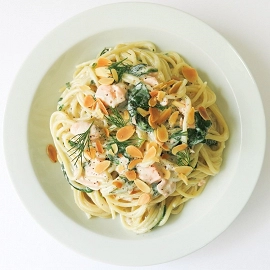 Espaguetis con salmón y espinacas