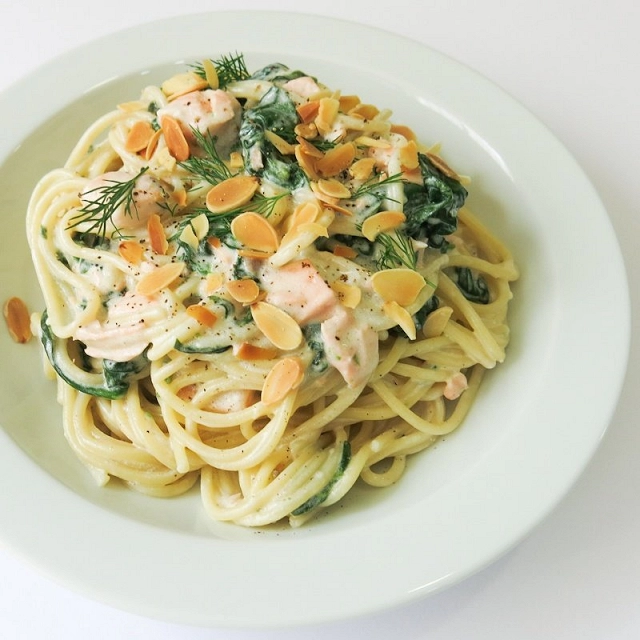 Espaguetis con salmón y espinacas